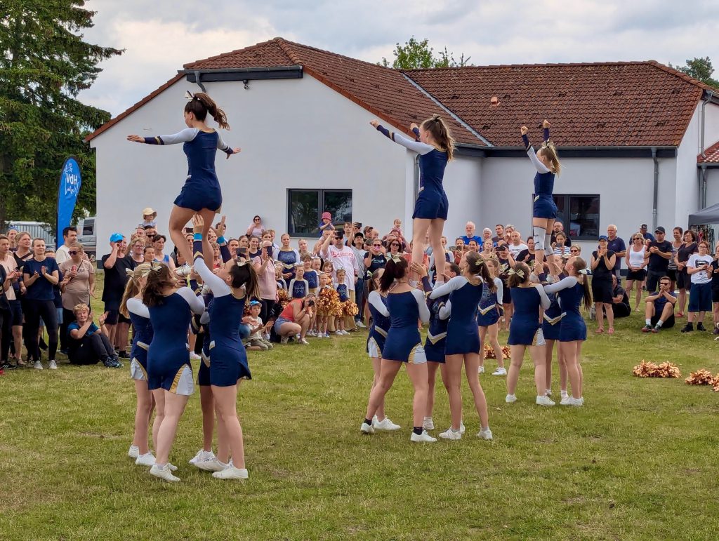 Vorführung der Ocean Stars Cheerleader